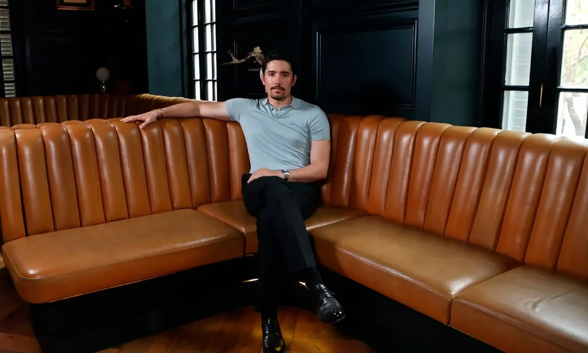 Desde pequeño, Alex Fernández siempre quiso ser empresario, lo suyo eran los negocios por lo que creo en su casa un cine por el que cobraba la entrada.