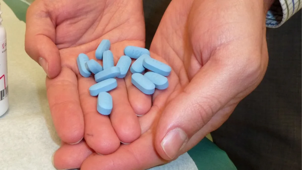 Además del condón, que es el método más común para prevenir Infecciones de Transmisión Sexual, desde 2021 se otorga la Profilaxis Preexposición (PrEP) para evitar la transmisión del Virus de Inmunodeficiencia Humana (VIH) en México. No es hasta 2023 que se amplió su distribución en centros de salud y asociaciones civiles.