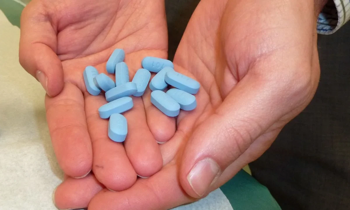 Además del condón, que es el método más común para prevenir Infecciones de Transmisión Sexual, desde 2021 se otorga la Profilaxis Preexposición (PrEP) para evitar la transmisión del Virus de Inmunodeficiencia Humana (VIH) en México. No es hasta 2023 que se amplió su distribución en centros de salud y asociaciones civiles.