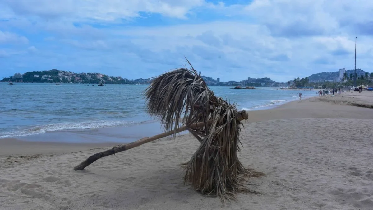 Playas de Acapulco previo a la llegada del huracán Erick.