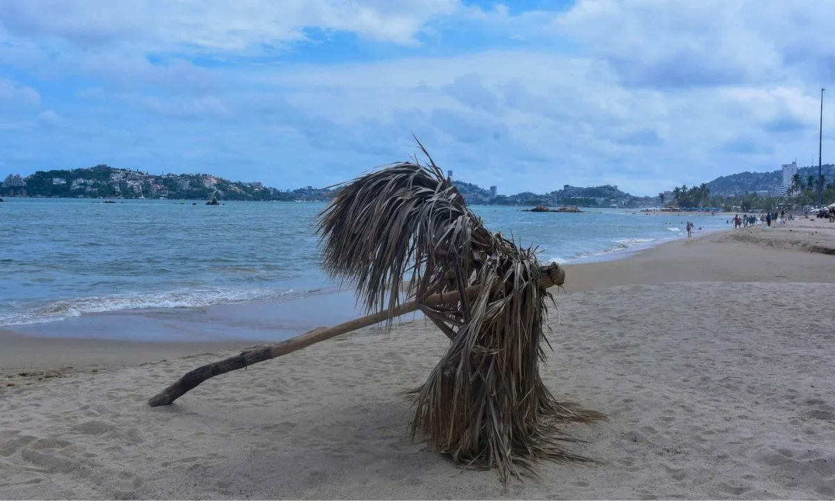 Playas de Acapulco previo a la llegada del huracán Erick.