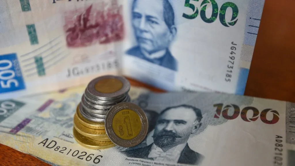 Tras el ataque militar de Israel a Irán, en minutos, el peso mexicano saltó de los $18.87 hasta los $19.02 unidades por dólar.