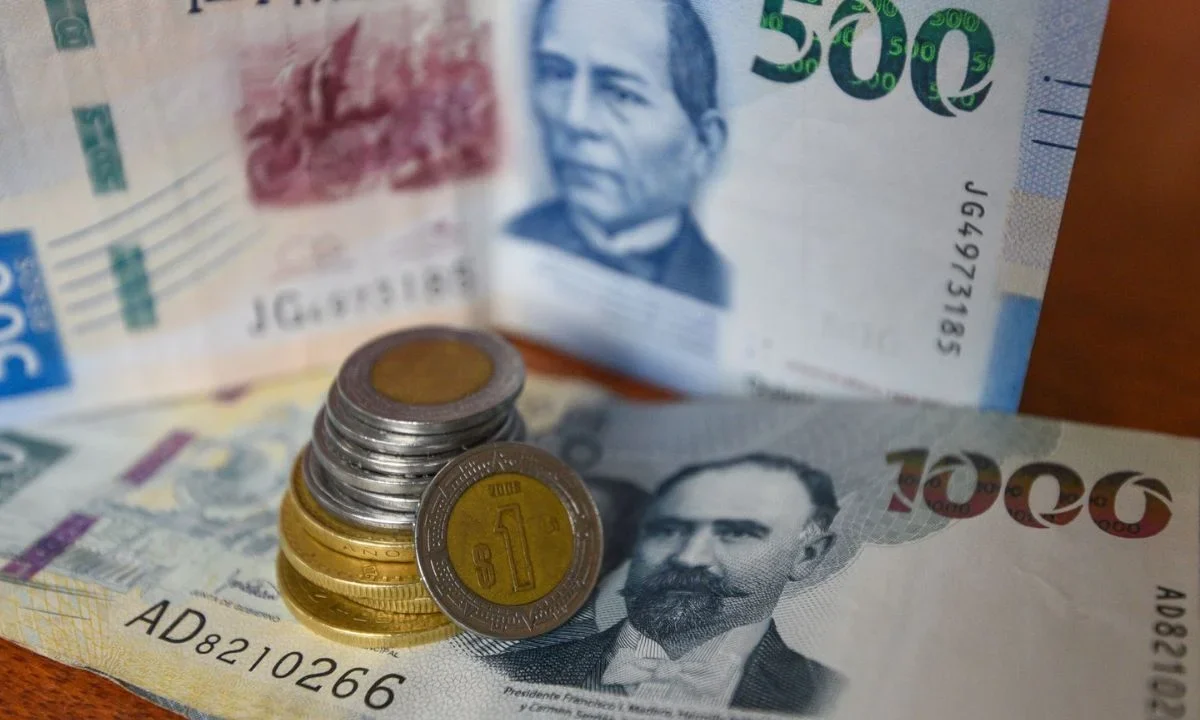 Tras el ataque militar de Israel a Irán, en minutos, el peso mexicano saltó de los $18.87 hasta los $19.02 unidades por dólar.