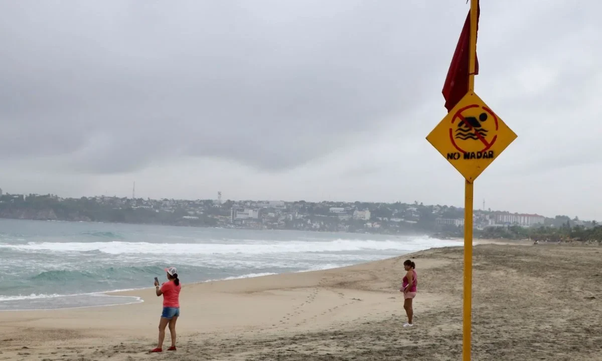 Debido a la intensificación del huracán “Erick”, el semáforo de alertamiento pasó de color amarillo a naranja, lo que representa peligro alto.