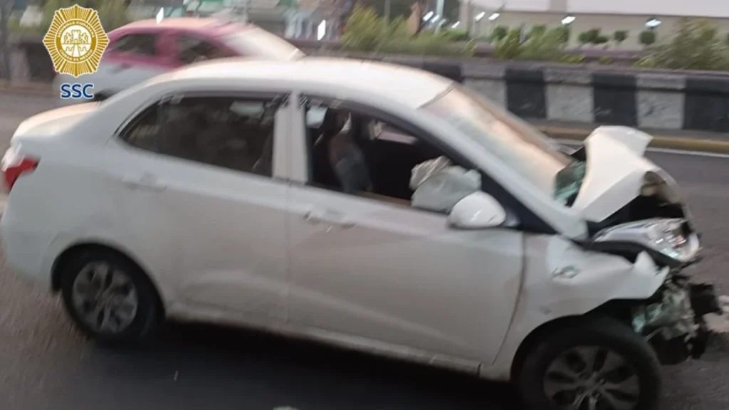 Un sujeto quedó detenido luego de impactar en la alcaldía Benito Juárez su vehículo contra una patrulla en un punto de alcoholímetro.