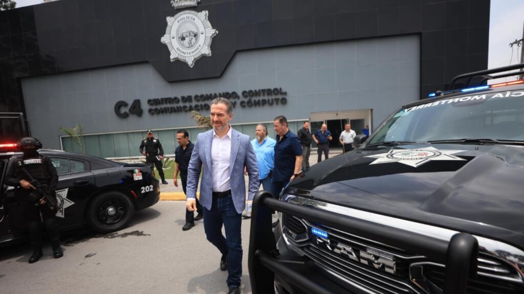 Adrián de la Garza encabezó la Reunión de Seguridad semanal en la Sala de Juntas del C4.