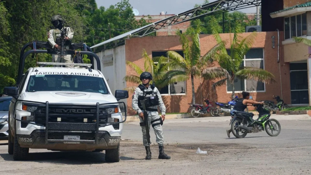 Sujetos armados atacan caseta de vigilancia en Michoacán; dejan sin vida a un oficial y dos más heridos.