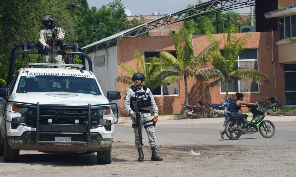 Sujetos armados atacan caseta de vigilancia en Michoacán; dejan sin vida a un oficial y dos más heridos.