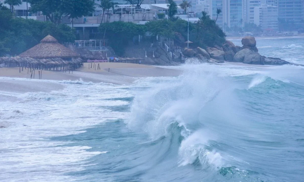 El Servicio Meteorológico Nacional (SMN), mantiene vigilancia en la zona de las costas del Pacífico en el territorio mexicano, puesto que "Bárbara" podría convertirse en ciclón tropical.