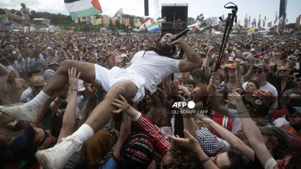 El rapero Bob Vylan se lanzó contra el ejército israelí en su presentación en Glastonbury, situación que ya le trajo consecuencias legales.