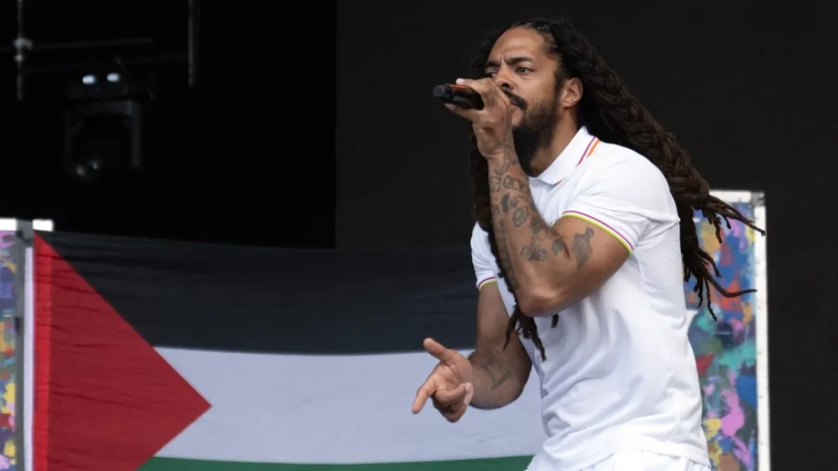 El rapero Bob Vylan se lanzó contra el ejército israelí en su presentación en Glastonbury, situación que ya le trajo consecuencias legales.