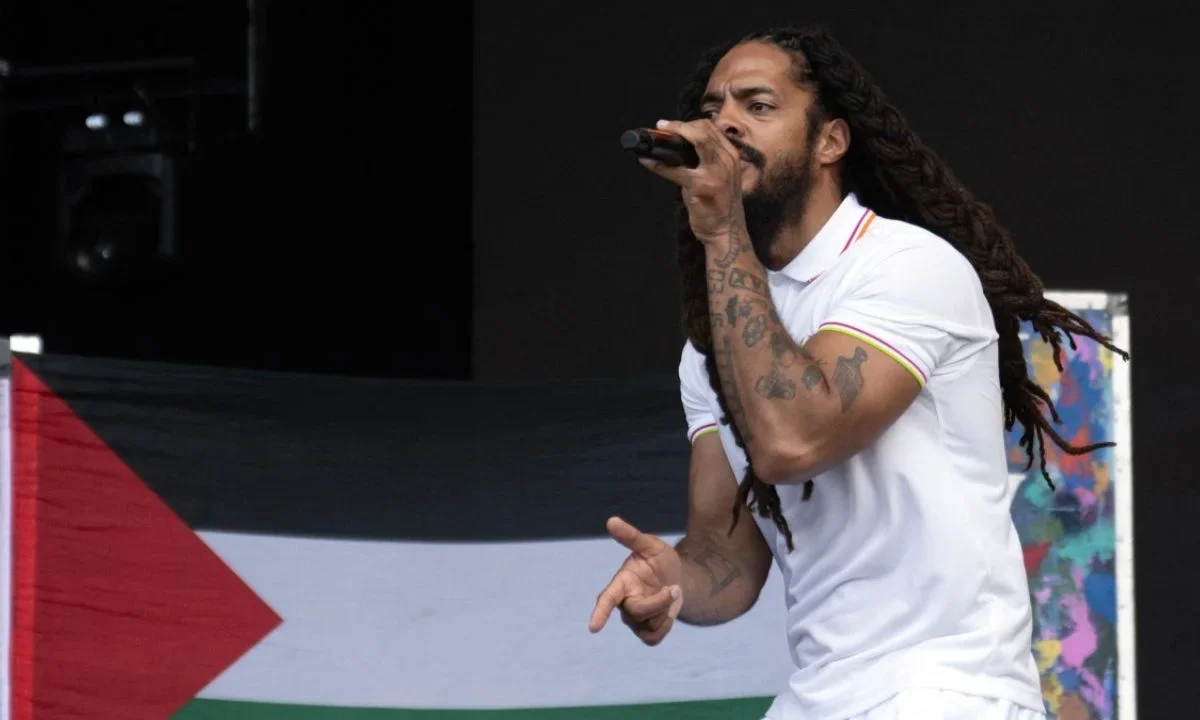 El rapero Bob Vylan se lanzó contra el ejército israelí en su presentación en Glastonbury, situación que ya le trajo consecuencias legales.