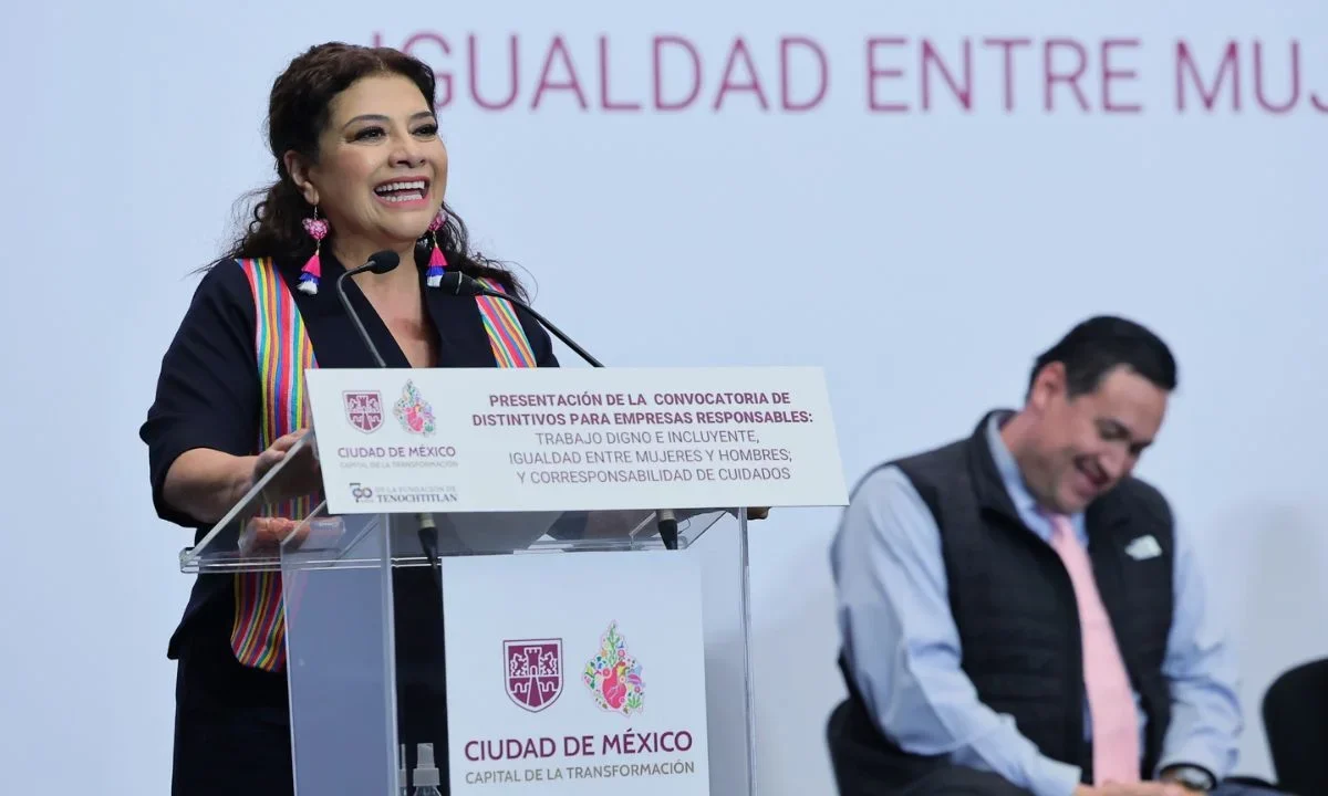 La jefa de Gobierno, Clara Brugada, presentó la convocatoria de distintivos para empresas responsables.