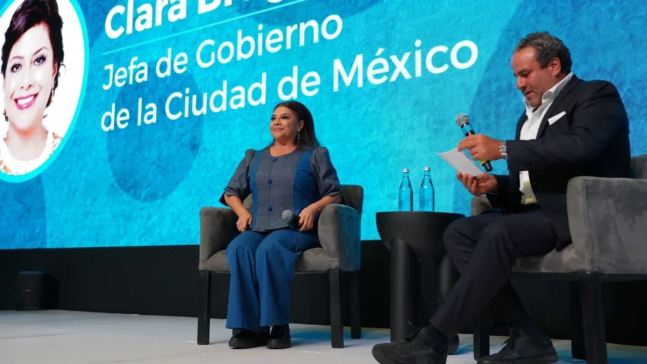 Clara Brugada se reunió con desarrolladores inmobiliarios para trabajar en un desarrollo equilibrado en materia urbana, ecológica y asequible.