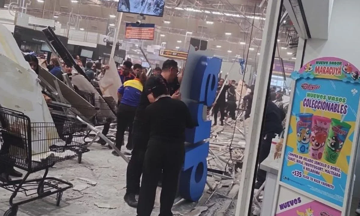 Cae plafón de supermercado ubicado en Plaza Pabellón del Valle