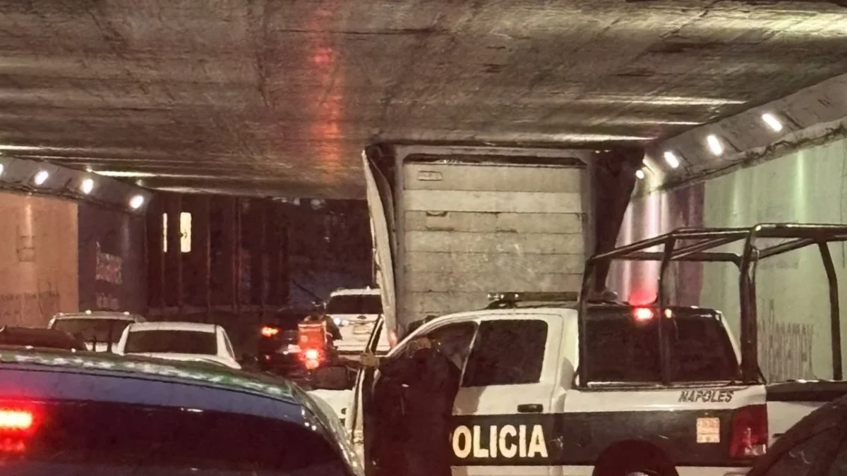 El viaducto Miguel Alemán presenta una severa afectación vial debido a que un tráiler se atoró en un bajopuente a la altura de Insurgentes.