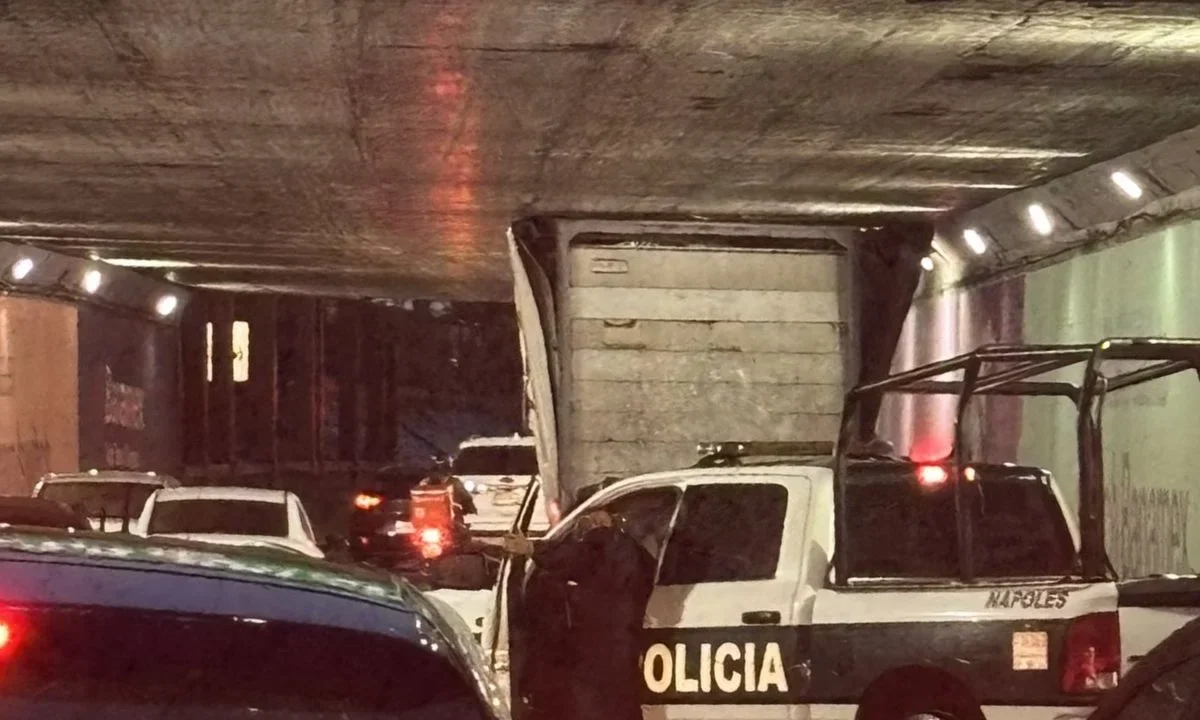 El viaducto Miguel Alemán presenta una severa afectación vial debido a que un tráiler se atoró en un bajopuente a la altura de Insurgentes.