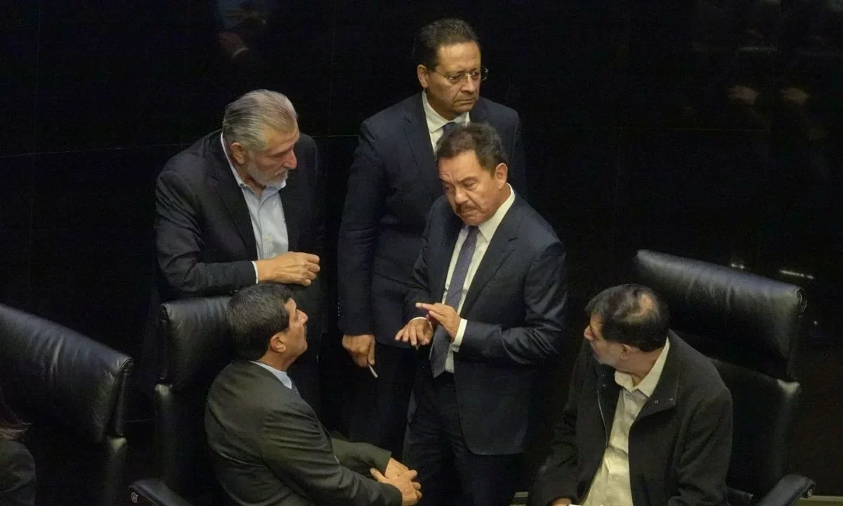 La sesión del Senado se encendió ante la discusión del caso de Vector Casa de Bolsa y otros dos bancos, señalados en EU por lavado de dinero.