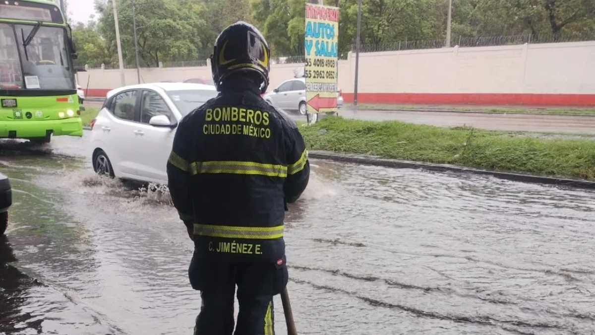 El Heroico Cuerpo de Bomberos realizó trabajos de desazolve en las avenidas Zaragoza y Río Churubusco.