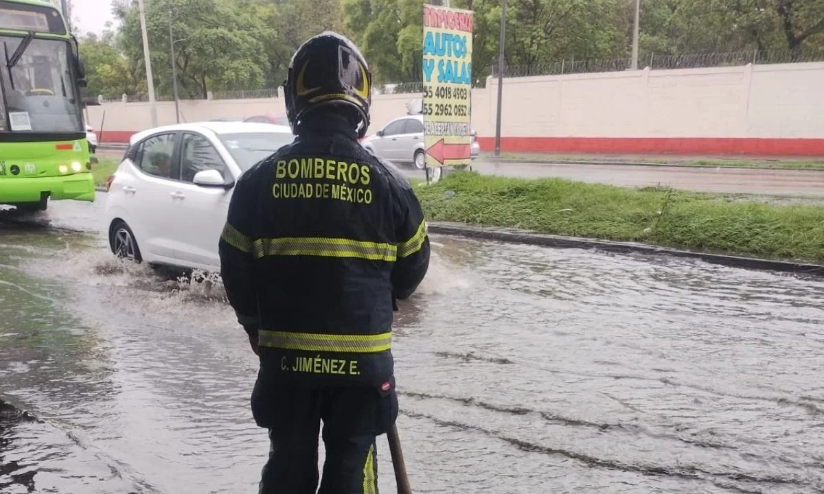 El Heroico Cuerpo de Bomberos realizó trabajos de desazolve en las avenidas Zaragoza y Río Churubusco.