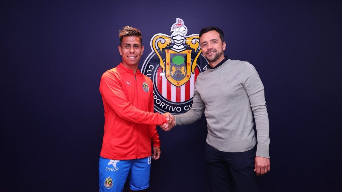 Chivas hace oficial la llegada de Efraín Álvarez