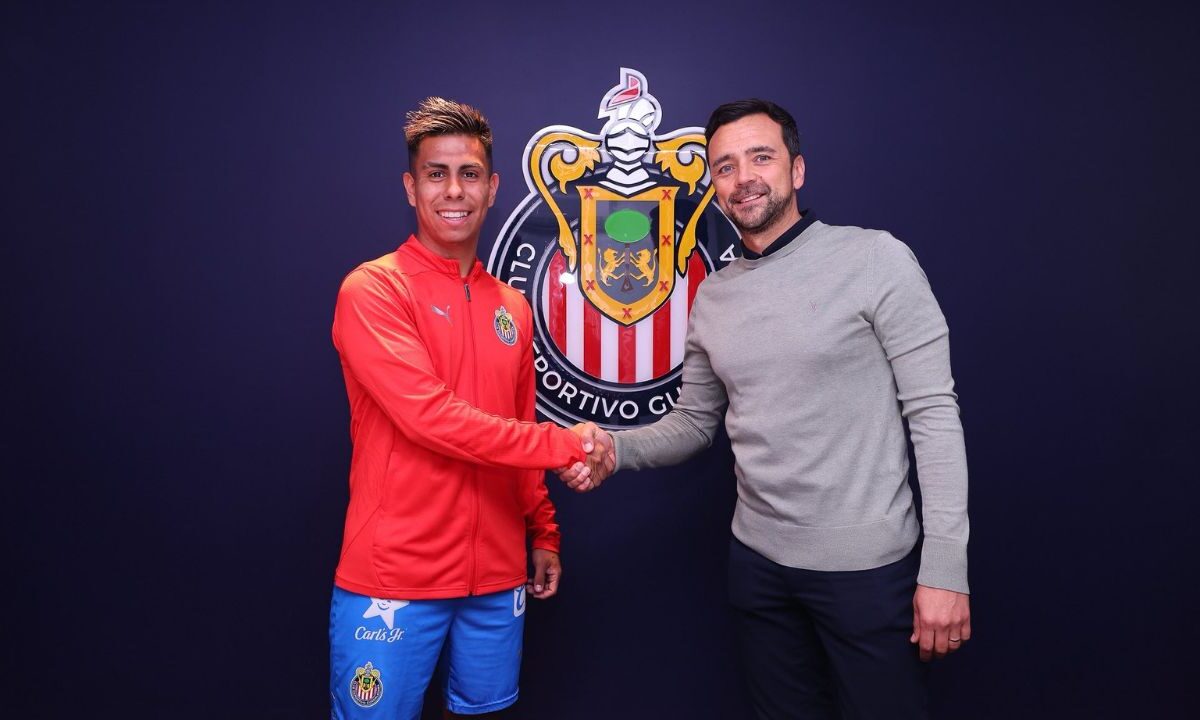Chivas hace oficial la llegada de Efraín Álvarez