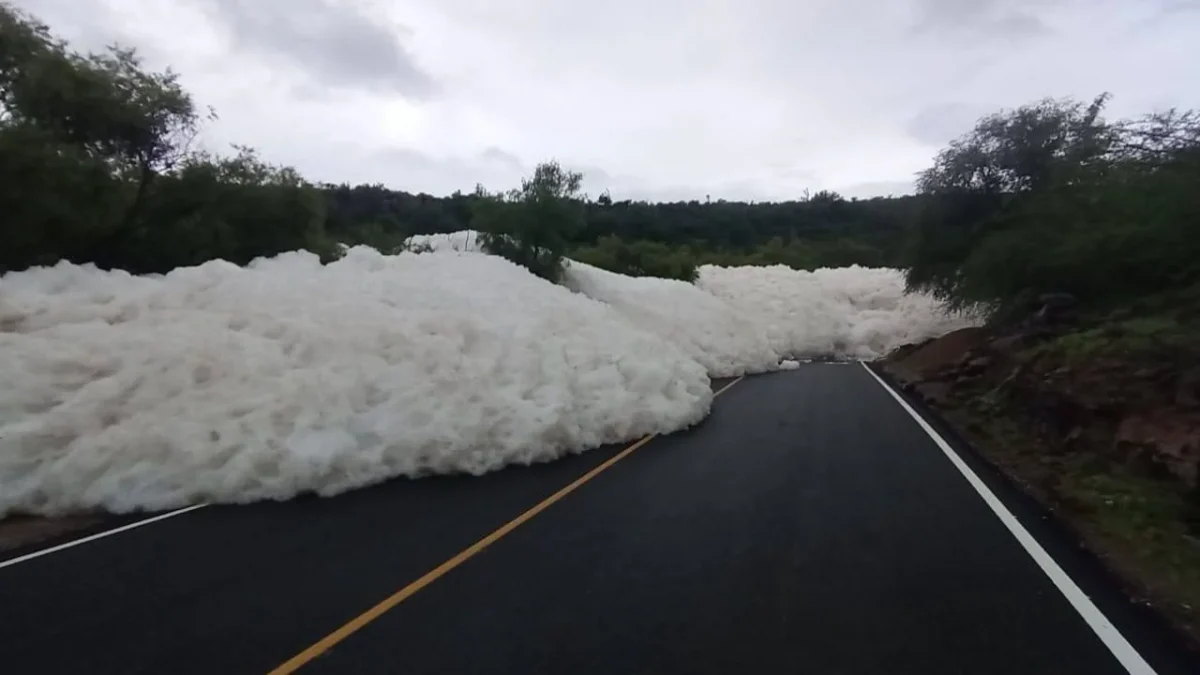 La carretera Alfajayucan - Chilcuautla, en Hidalgo, quedó cerrada a la circulación la mañana de este lunes debido a un banco de espuma.