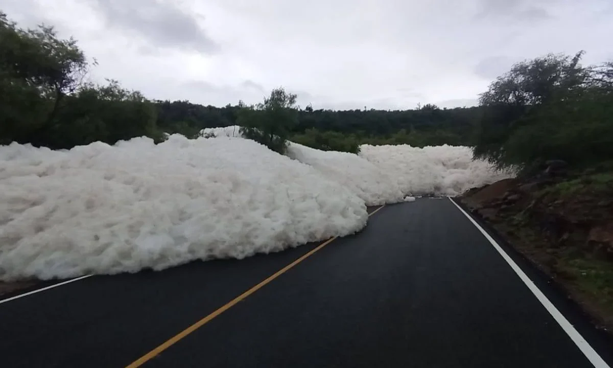 La carretera Alfajayucan–Chilcuautla, en Hidalgo, quedó cerrada a la circulación la mañana de este lunes debido a un banco de espuma.