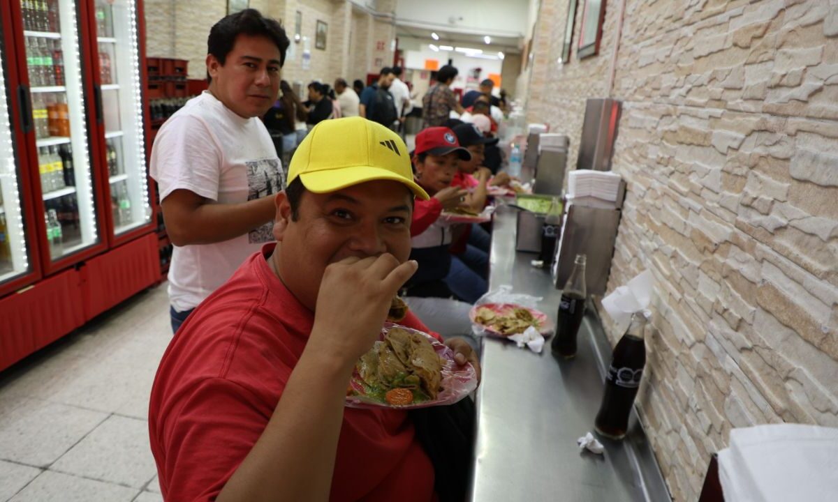 Debido a la experiencia que brinda al paladar, personas de distintos estados acuden a los tacos de canasta de la calle de Madero 71 para degustar los platillos.