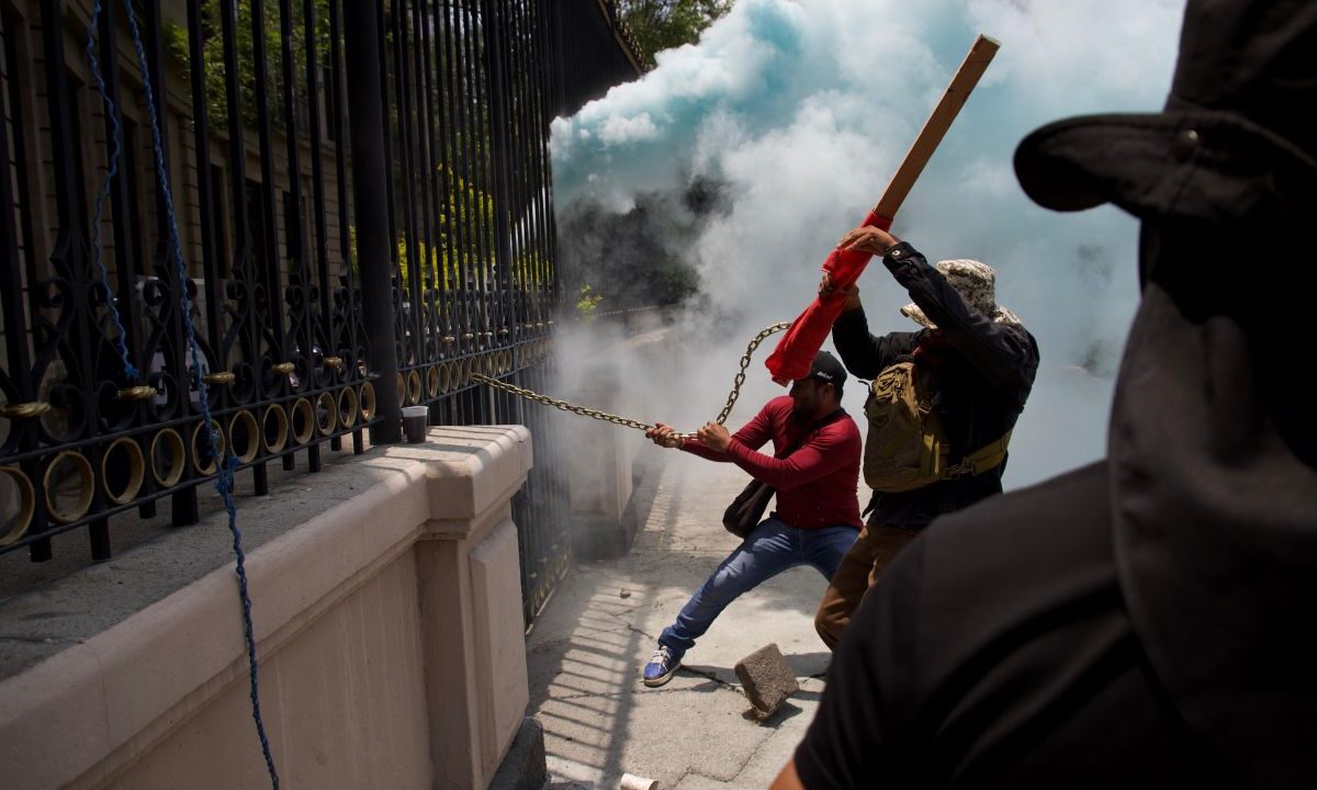 Este miércoles, integrantes de la Sección Guerrero de la CNTE aumentaron el nivel de la protesta en Gobernación.