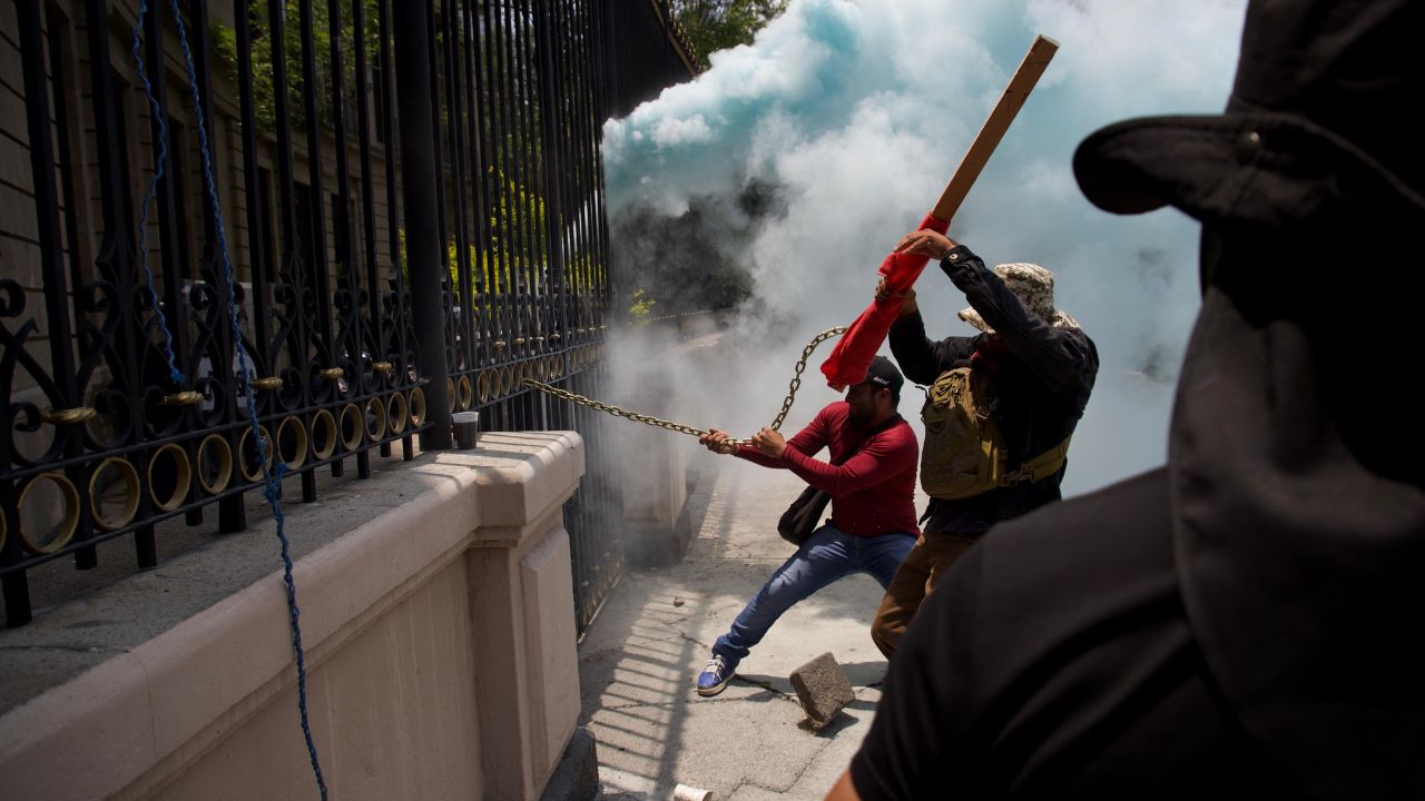 Este miércoles, integrantes de la Sección Guerrero de la CNTE aumentaron el nivel de la protesta en Gobernación.