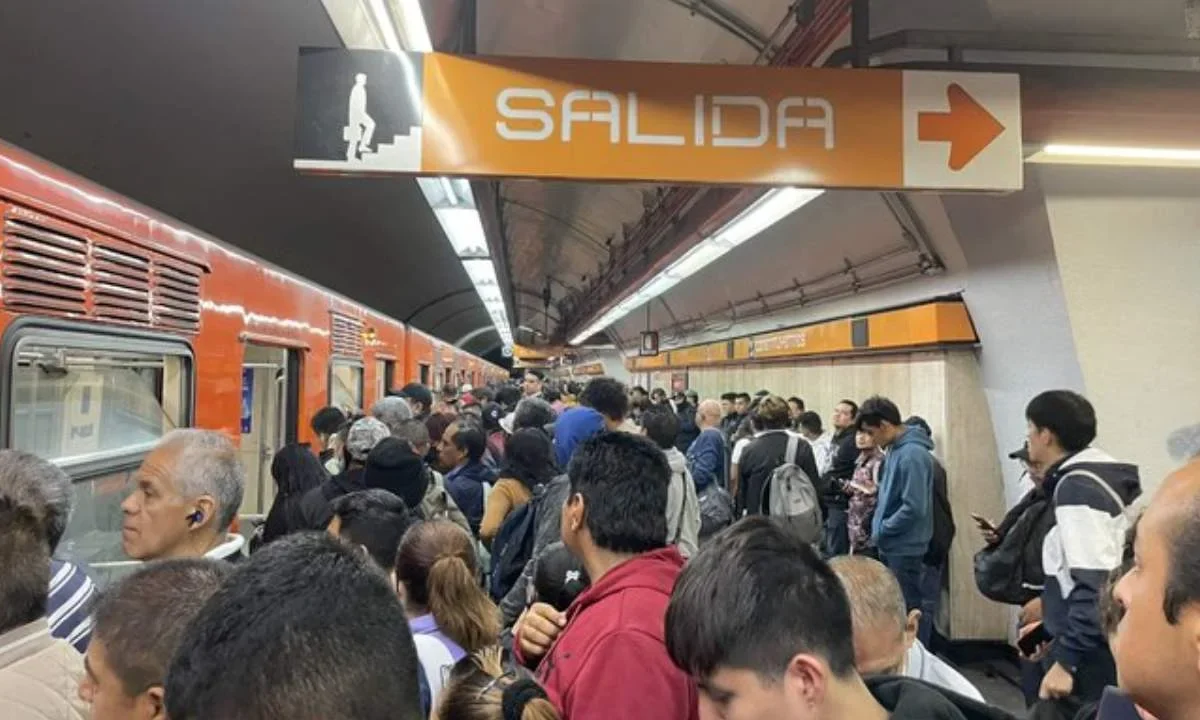Nuevamente la Línea 7 del Metro se encuentra colapsada con tiempo de espera de 30 minutos