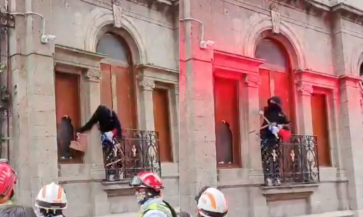 El colectivo que permanece afuera de la Segob por justicia para el caso Holy Yash, dañó ventanas e intentó ingresar a las instalaciones.