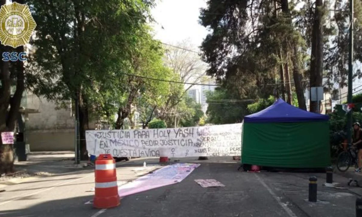 El colectivo feminista Holy Yash protestó en las instalaciones de la Segob, para exigir justicia para una menor abusada en Edomex.