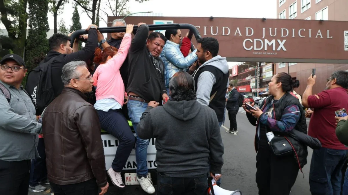 Representantes de los empleados en paro de labores en la Ciudad Judicial CDMX, fueron llevados en patrulla a recibir una propuesta de solución.