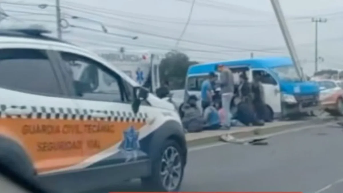14 pasajeros de una unidad de transporte público resultaron lesionados, luego de que el vehículo se impactó contra un poste en Tecámac.