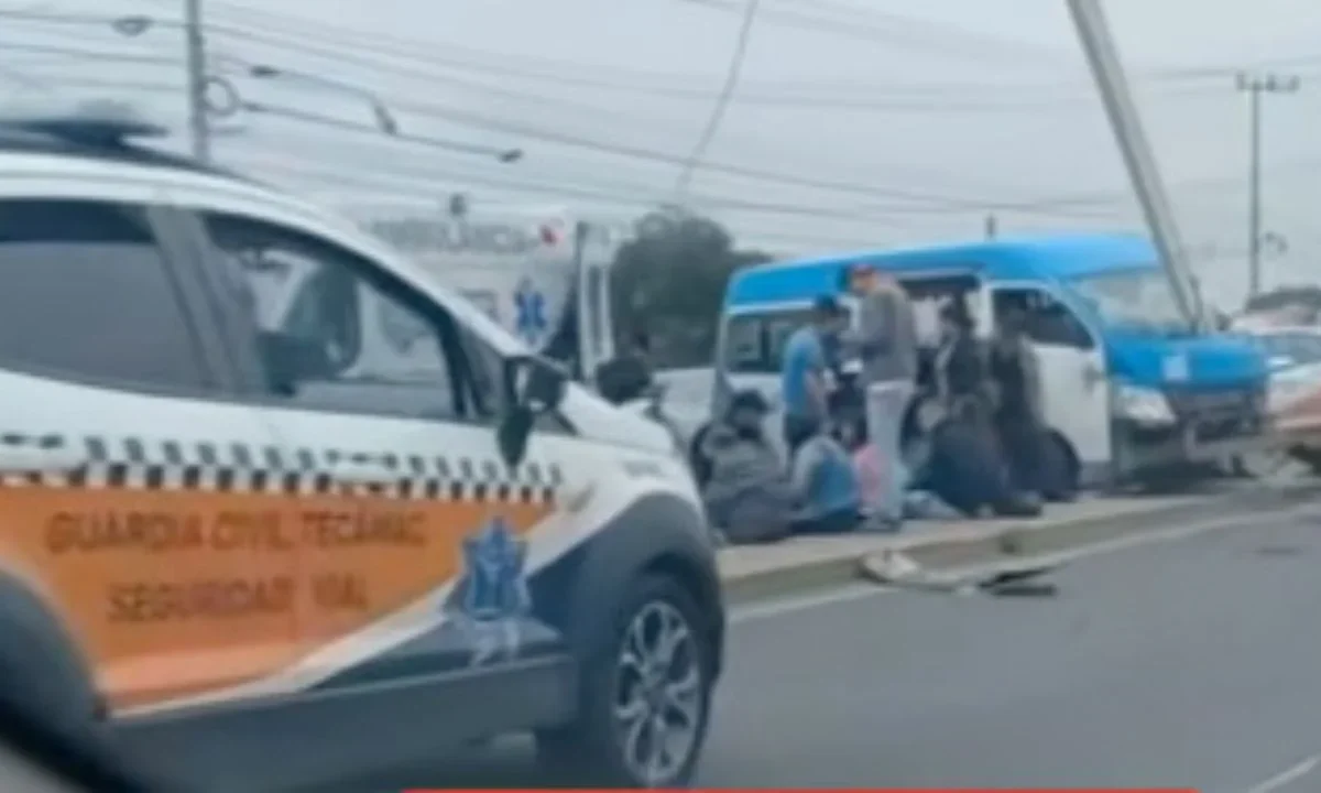 14 pasajeros de una unidad de transporte público resultaron lesionados, luego de que el vehículo se impactó contra un poste en Tecámac.