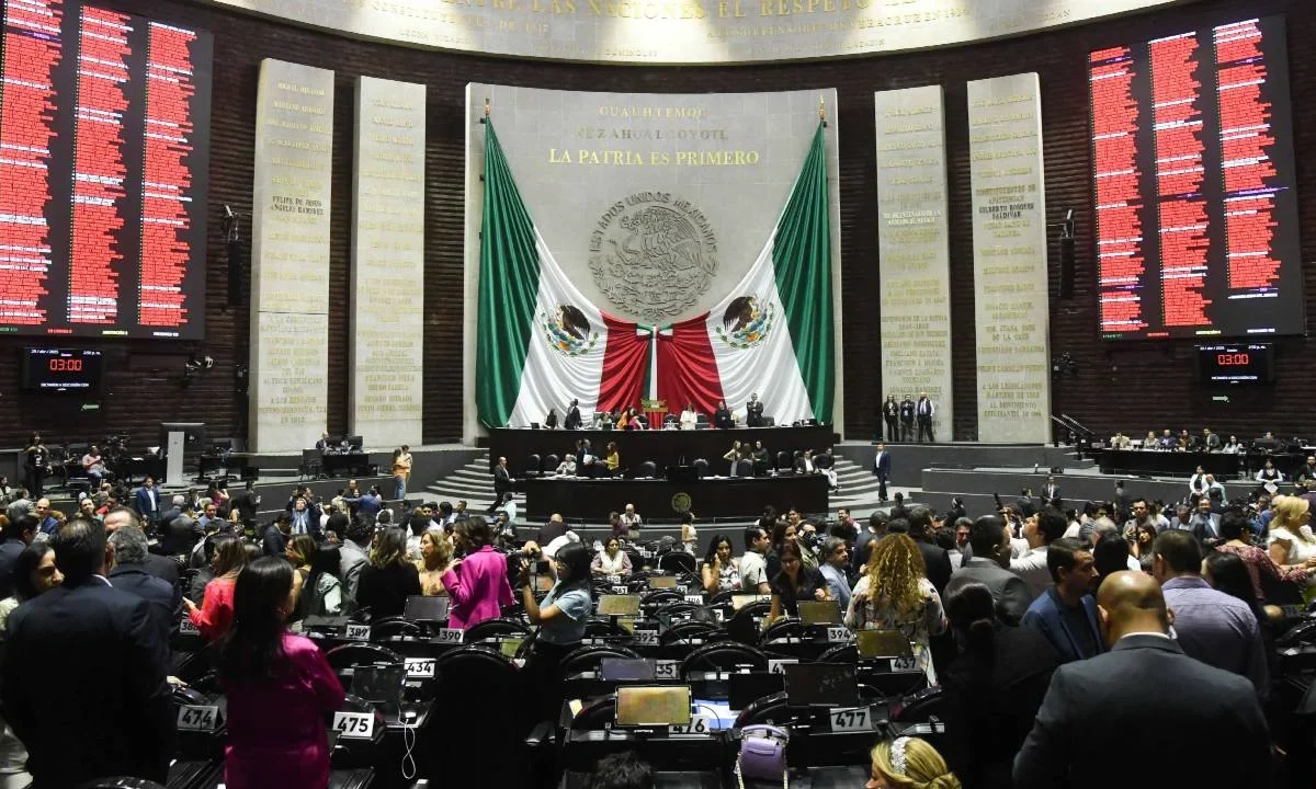 La comisión permanente del Congreso de la Unión aprobó un primer periodo extraordinario para analizar 16 reformas.
