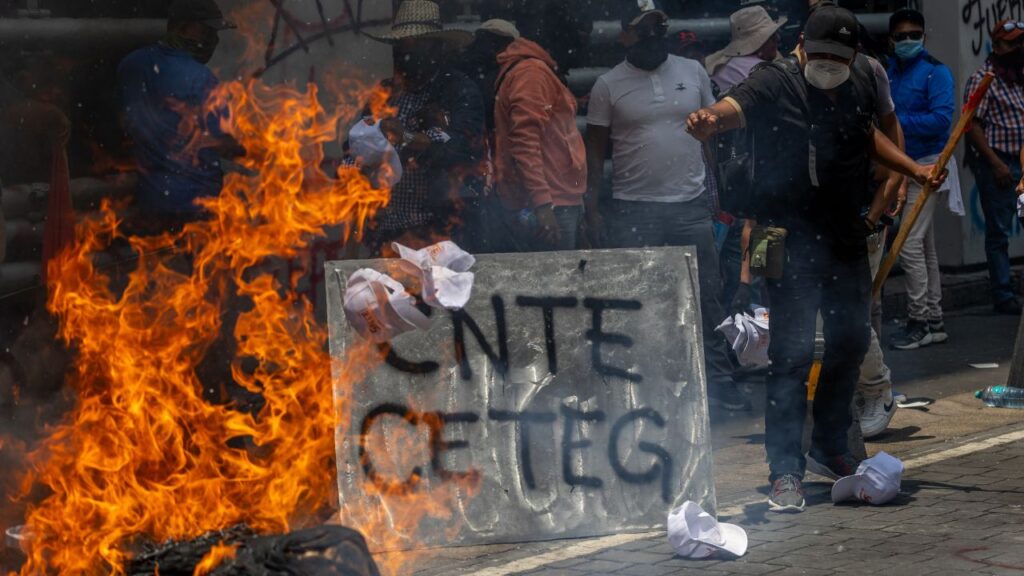 Con fuego, desafía CNTE al Gobierno. Noticias en tiempo real