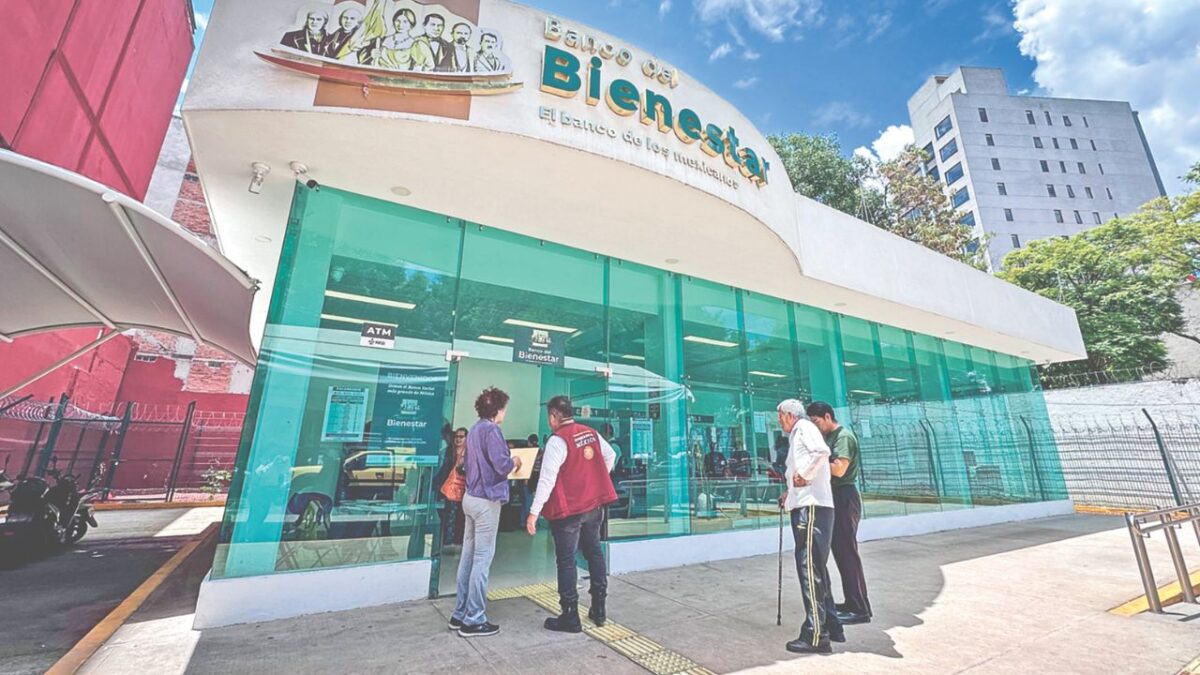 Extrabajadores acusan que les dan contratos anuales y cambian de empresa cada año pese a trabajar para el Banco del Bienestar.