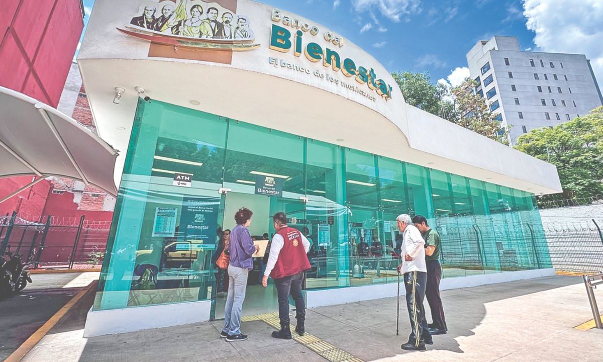 Extrabajadores acusan que les dan contratos anuales y cambian de empresa cada año pese a trabajar para el Banco del Bienestar.