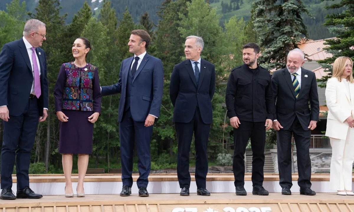 La presidenta Claudia Sheinbaum regaló un balón de arte huichol a Mark Carney, primer ministro de Canadá, “porque vamos a tener el próximo año un Mundial compartido