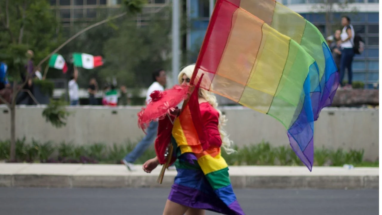 La Secretaría de Cultura de la CDMX lanzó una invitación para formar la bandera LGBTTTIQ+ más grande del mundo en el zócalo.