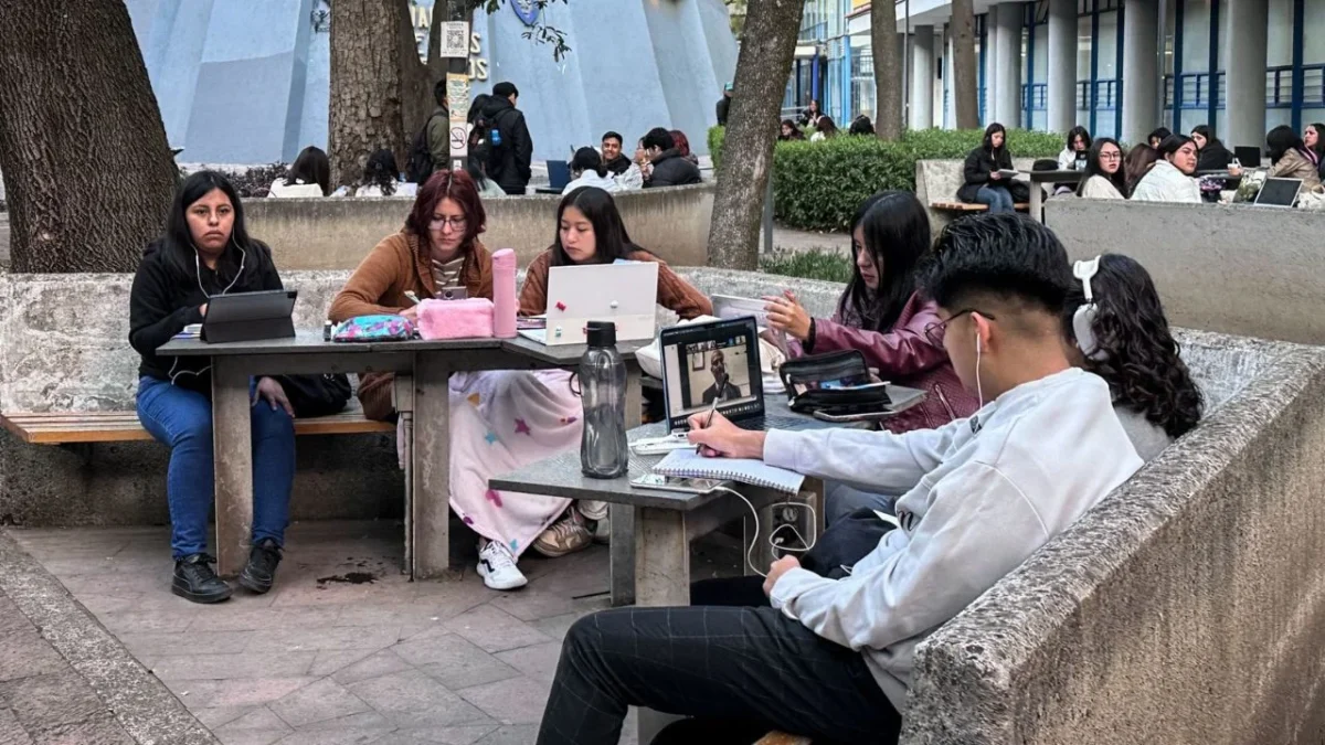 El subsecretario de Educación Superior, Ricardo Villanueva Lomelí, informó que como parte de la Estrategia Nacional para este nivel educativo, se propone la creación de una Plataforma Digital Nacional, donde todas las universidades e instituciones de educación superior, públicas y privadas, ofrezcan cursos que permitan a estudiantes y ciudadanía en general obtener microcredenciales o certificados.