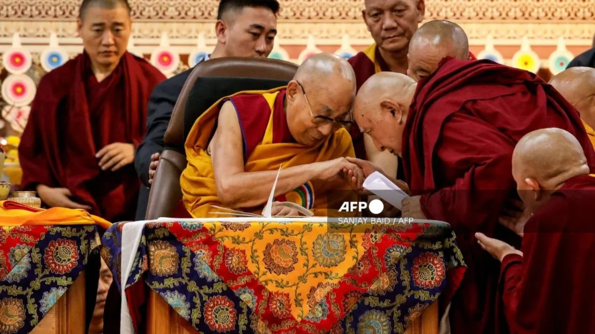 Dalái Lama celebra sus 90 años y abre la puerta a un nuevo sucesor
