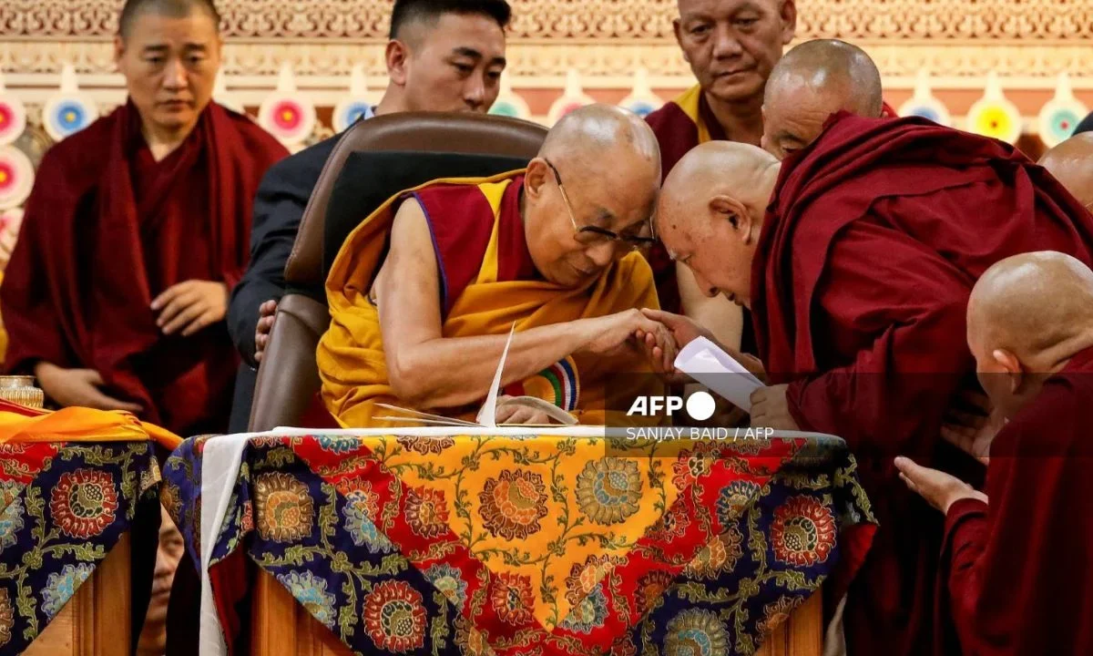Dalái Lama celebra sus 90 años y abre la puerta a un nuevo sucesor