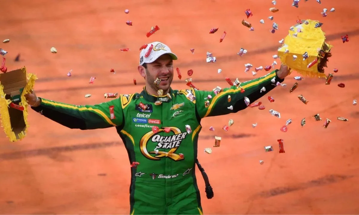 Daniel Suárez celebra su triunfo rompiendo una piñata en la carrera "The Chilango" de Nascar Xfinity Series.