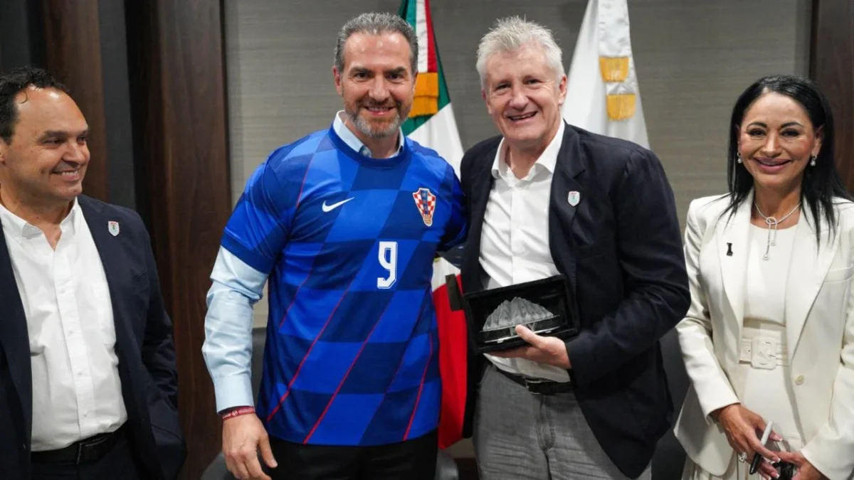 El exfutbolista y goleador del Mundial de 1998, Davor Šuker, se reunió con el alcalde de Monterrey, Adrián de la Garza.