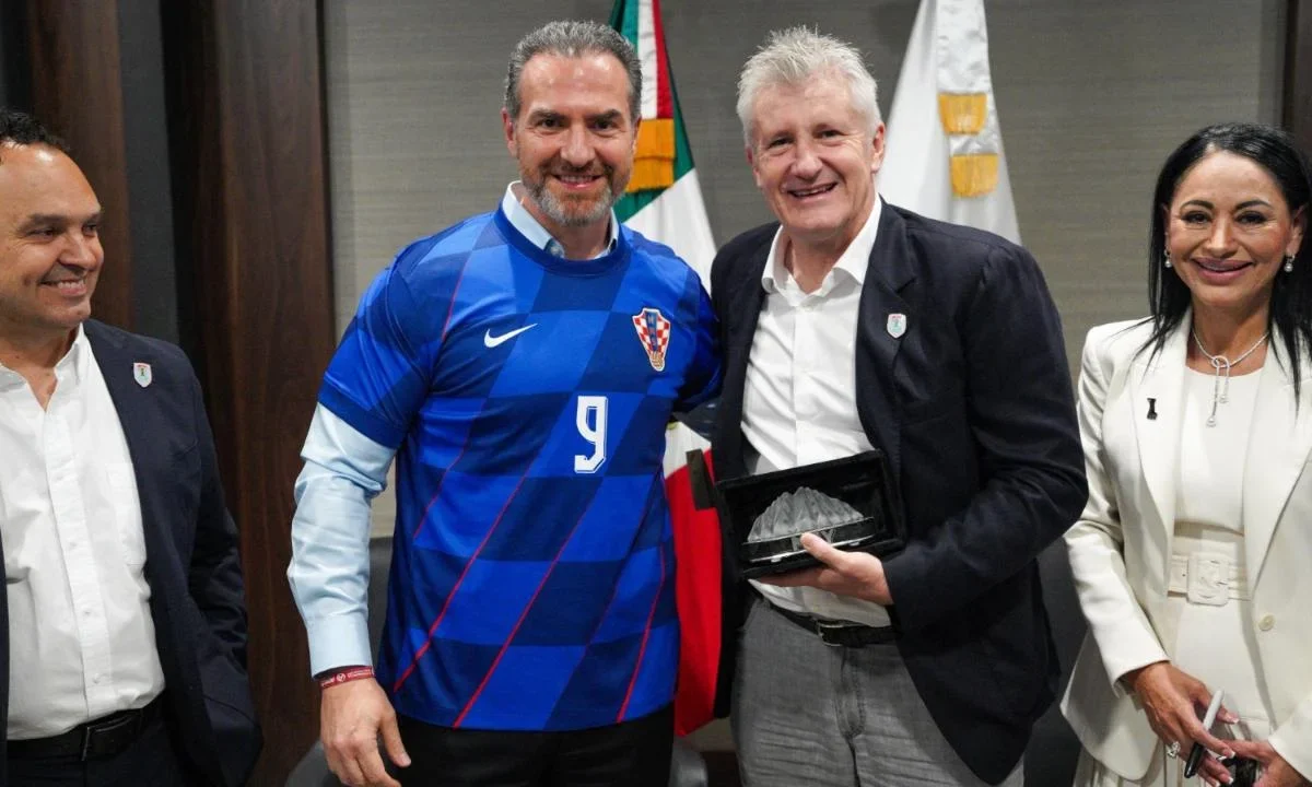 El exfutbolista y goleador del Mundial de 1998, Davor Šuker, se reunió con el alcalde de Monterrey, Adrián de la Garza.