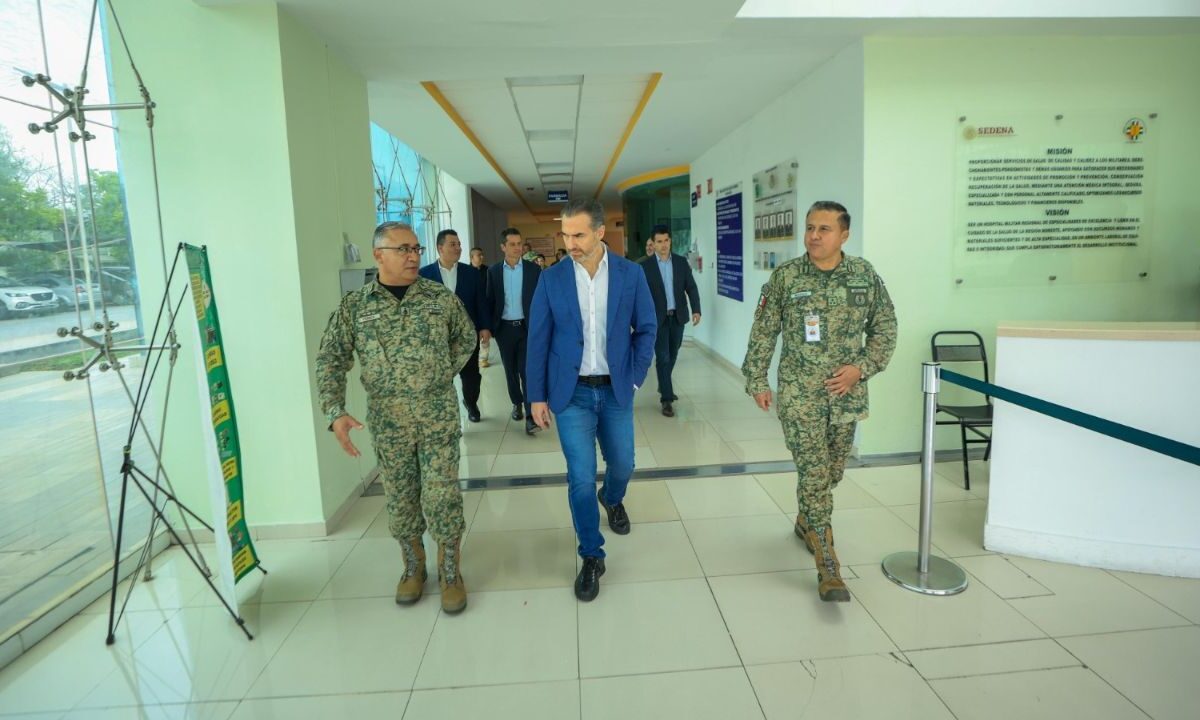 Adrián de la Garza, alcalde de Monterrey, recorrió las instalaciones del Hospital Regional Militar de Especialidades.